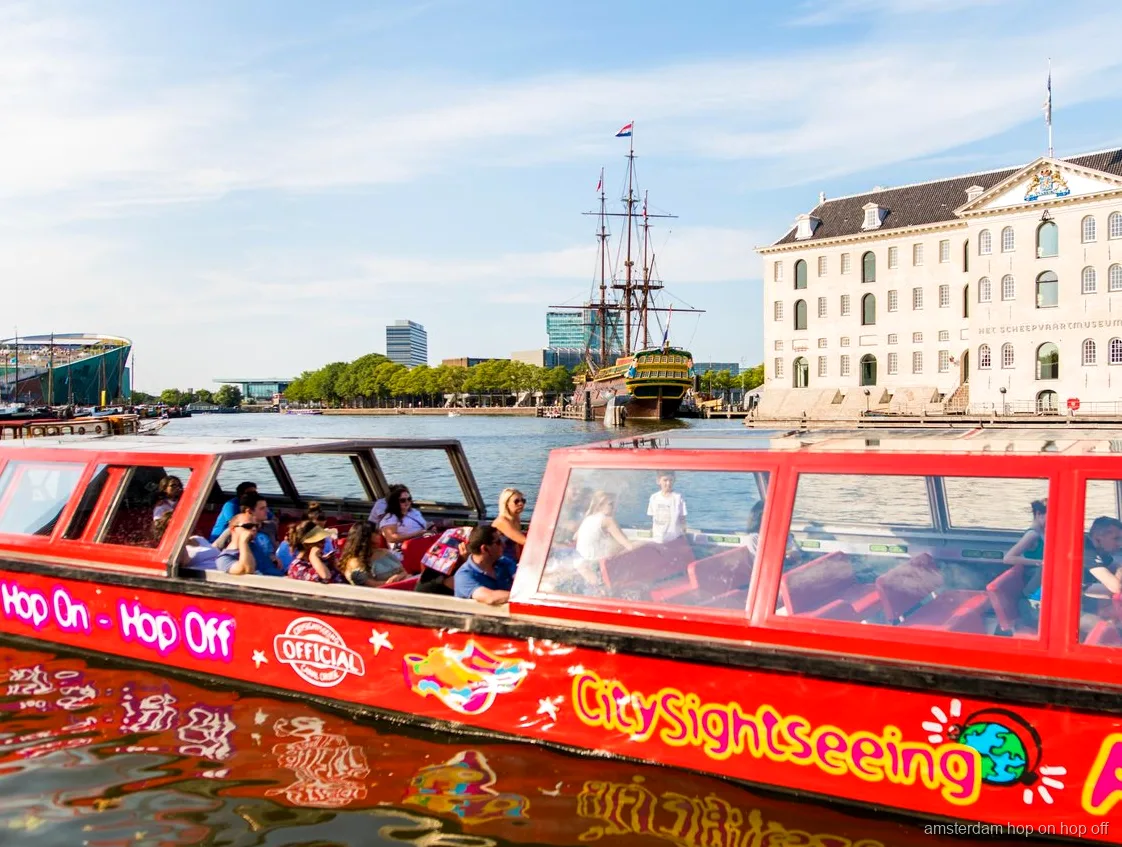 Arrêt du bateau hop-on hop-off d'Amsterdam le long de la ceinture de canaux