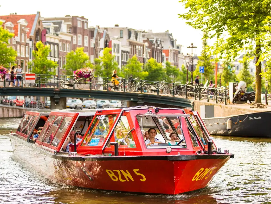 Amsterdam Hop-On Hop-Off Boot fährt durch den UNESCO-gelisteten Grachtengürtel
