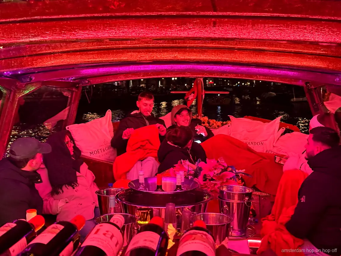 Interior del discreto Dutch Flower Boat en un crucero por los canales de Amsterdam