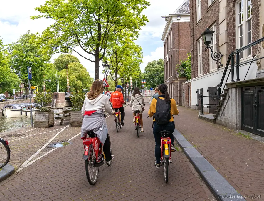 Rote Amsterbikes im Einsatz bei der Großen Fahrradtour Amsterdam