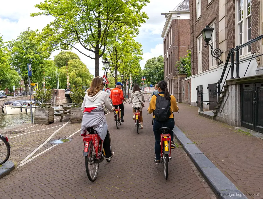 Rode Amsterbikes gebruikt op de Grote Fietstour Amsterdam