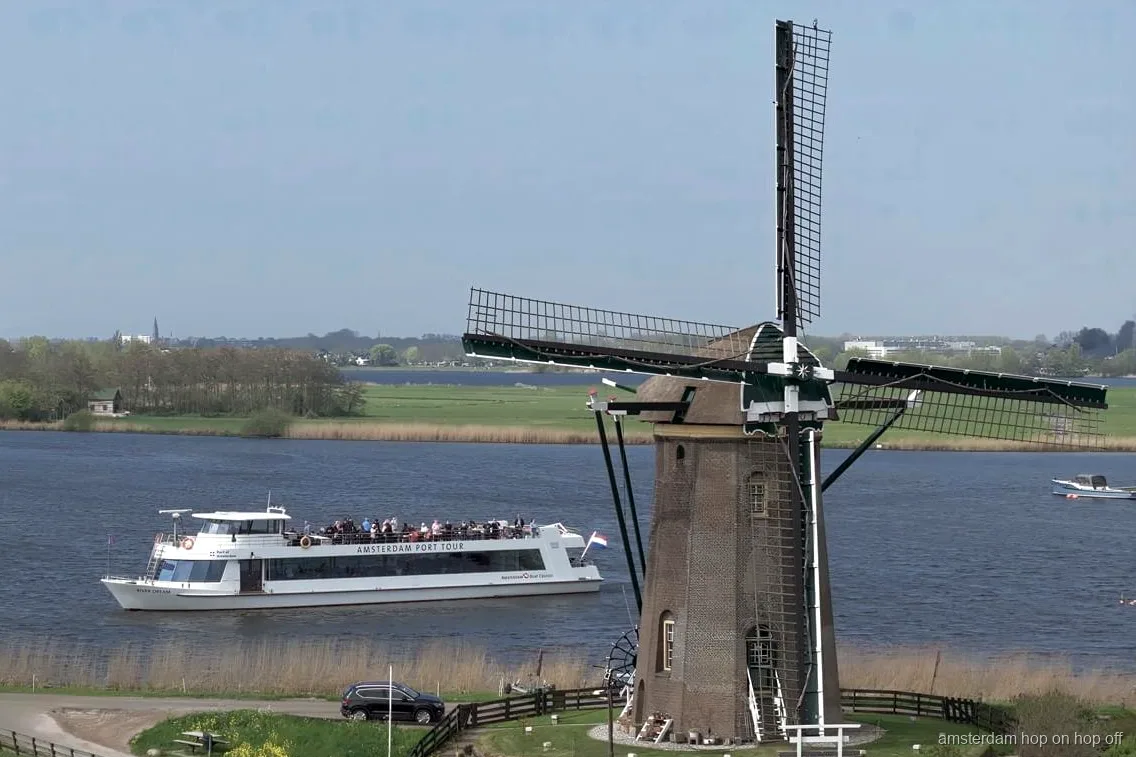 Moulin en activité le long du trajet de la croisière aux moulins de Keukenhof
